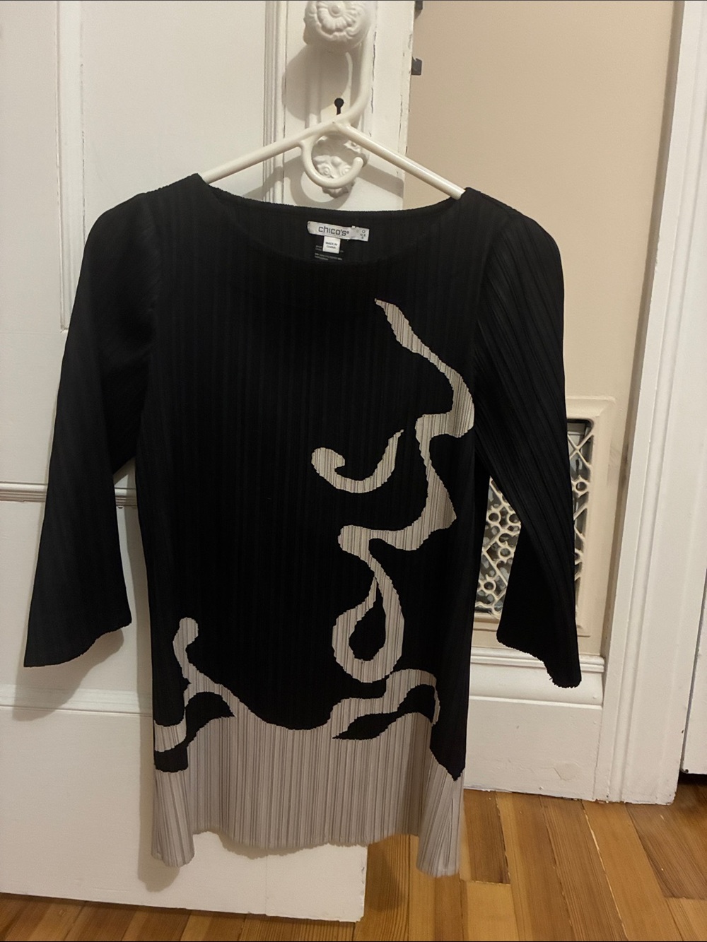 Chico's Travelers Black & Beige Pleated Tunic Top Chico’s size 0
